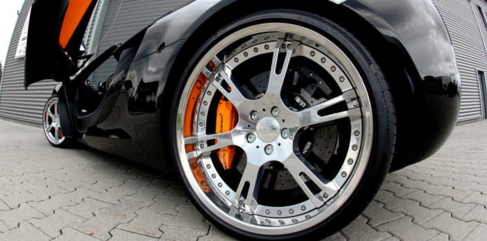 close up high glossy rear wheel 6sporz on mclaren mp4-12c
